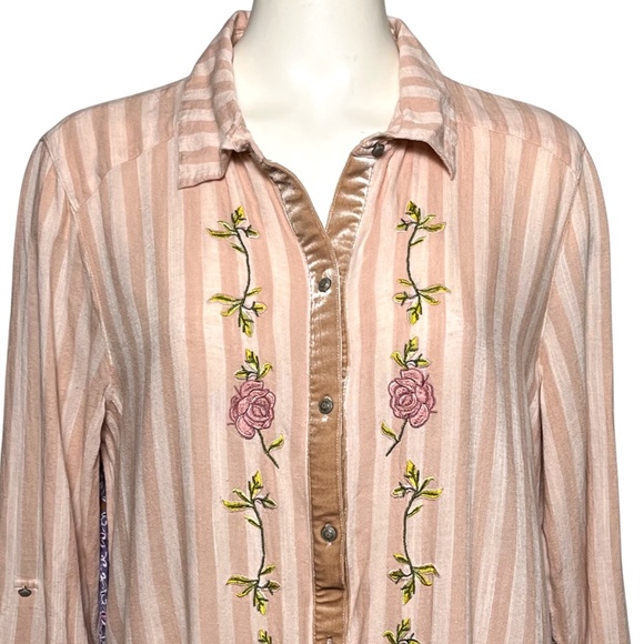 John Mark Womens XL Button Front Long Tunic Top Embroidered Flowers Mixed Media - Picture 4 of 8